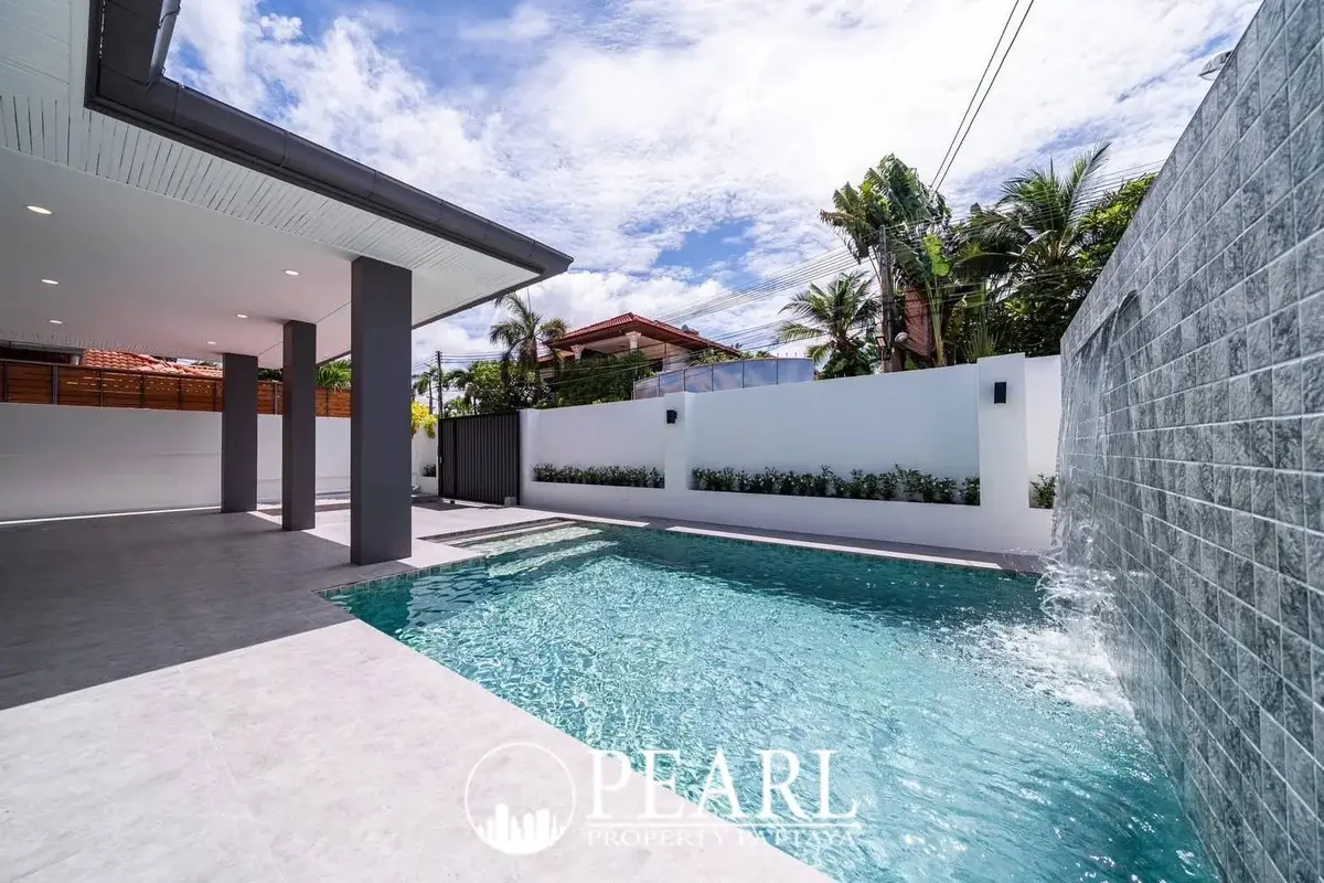 5 Bedroom House for Sale in Central Pattaya swimming pool and patio