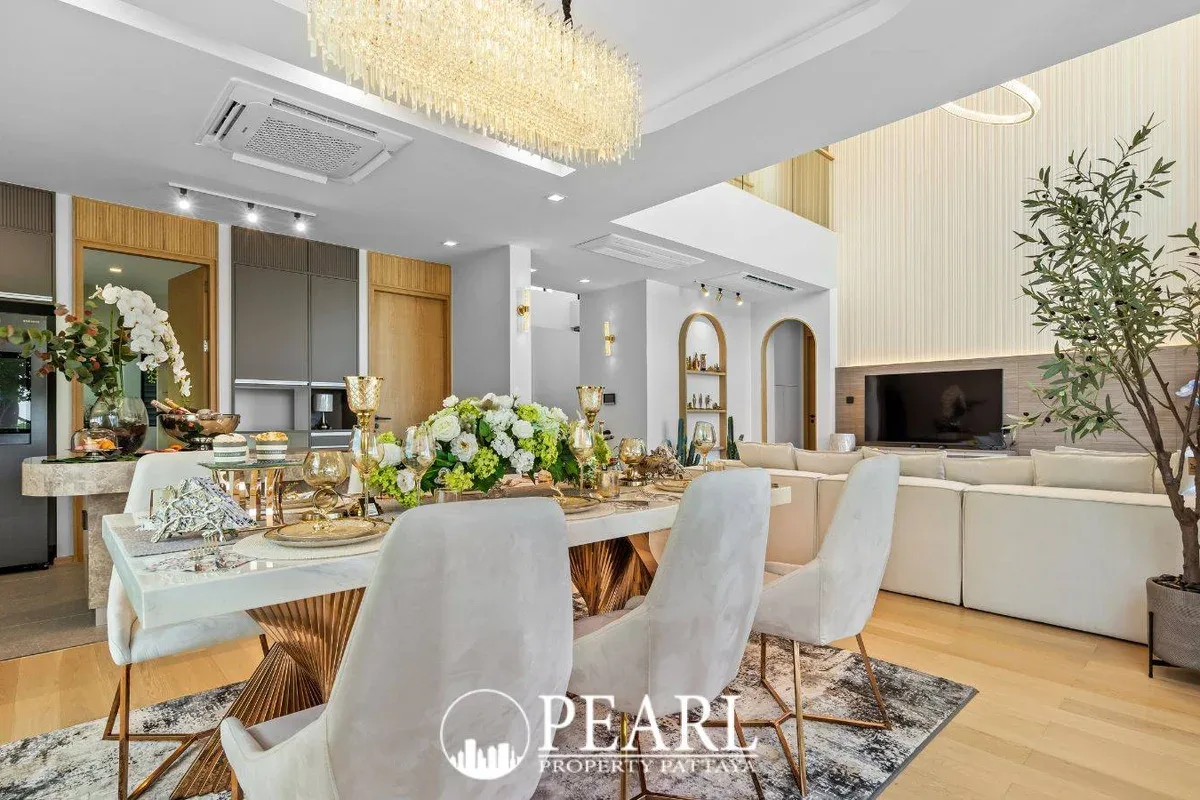 5 Bedroom House for Sale in Central Pattaya spacious living room