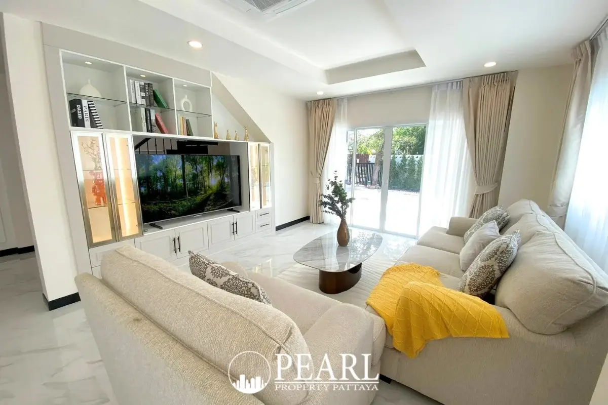 5 Bedroom Villa for Sale in Bang Lamung modern kitchen with island
