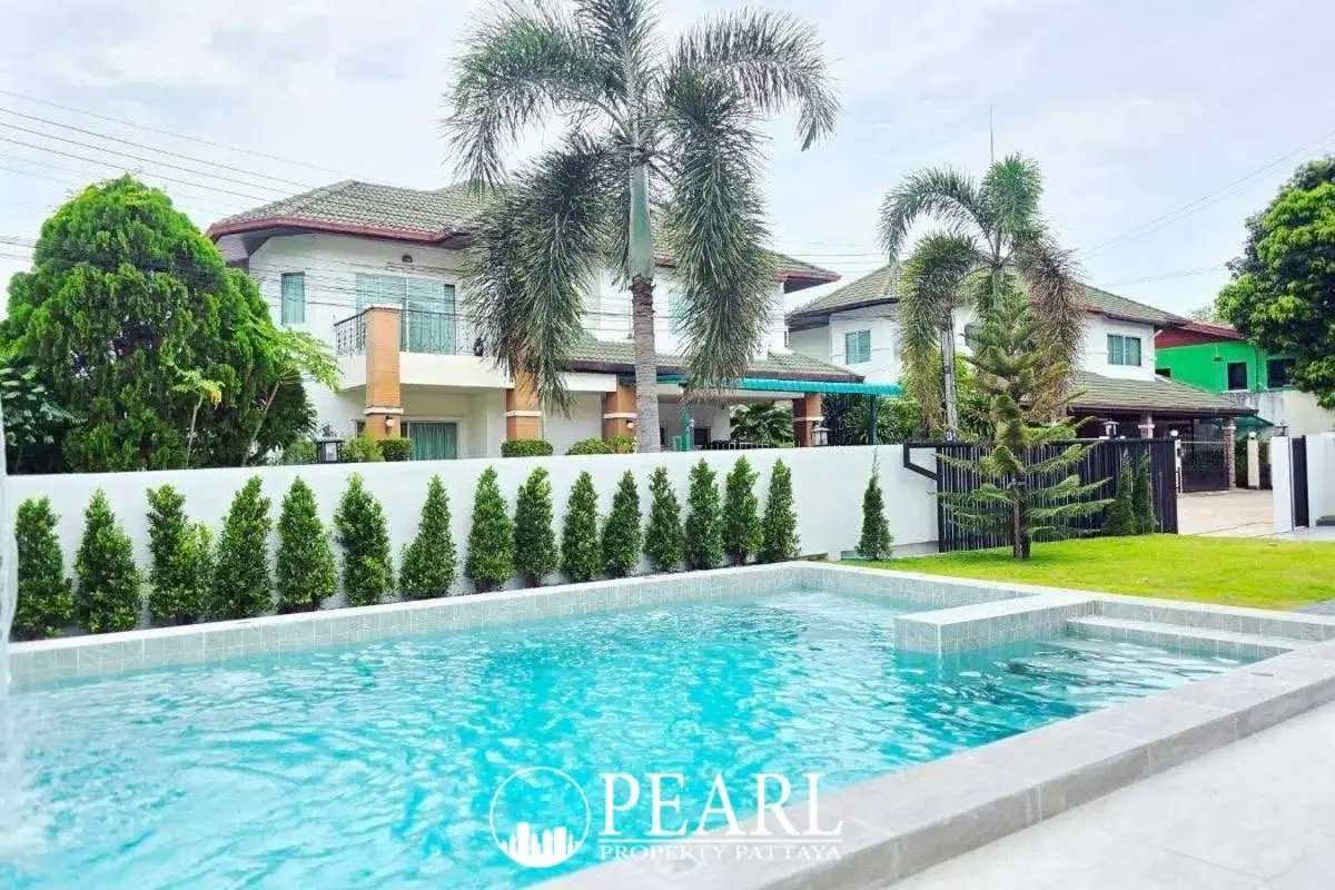 4 Bedroom House for Sale in Green Field Villas 1 modern kitchen with island