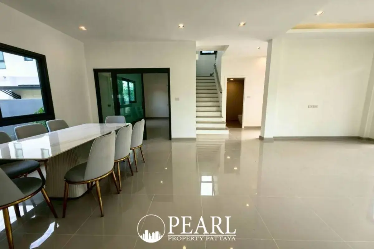 4 Bedroom House for Sale in Patta Element spacious living room with sofa