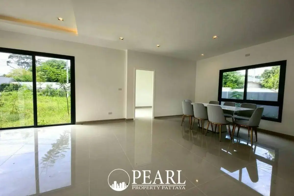 4 Bedroom House for Sale in Patta Element master bedroom with large window