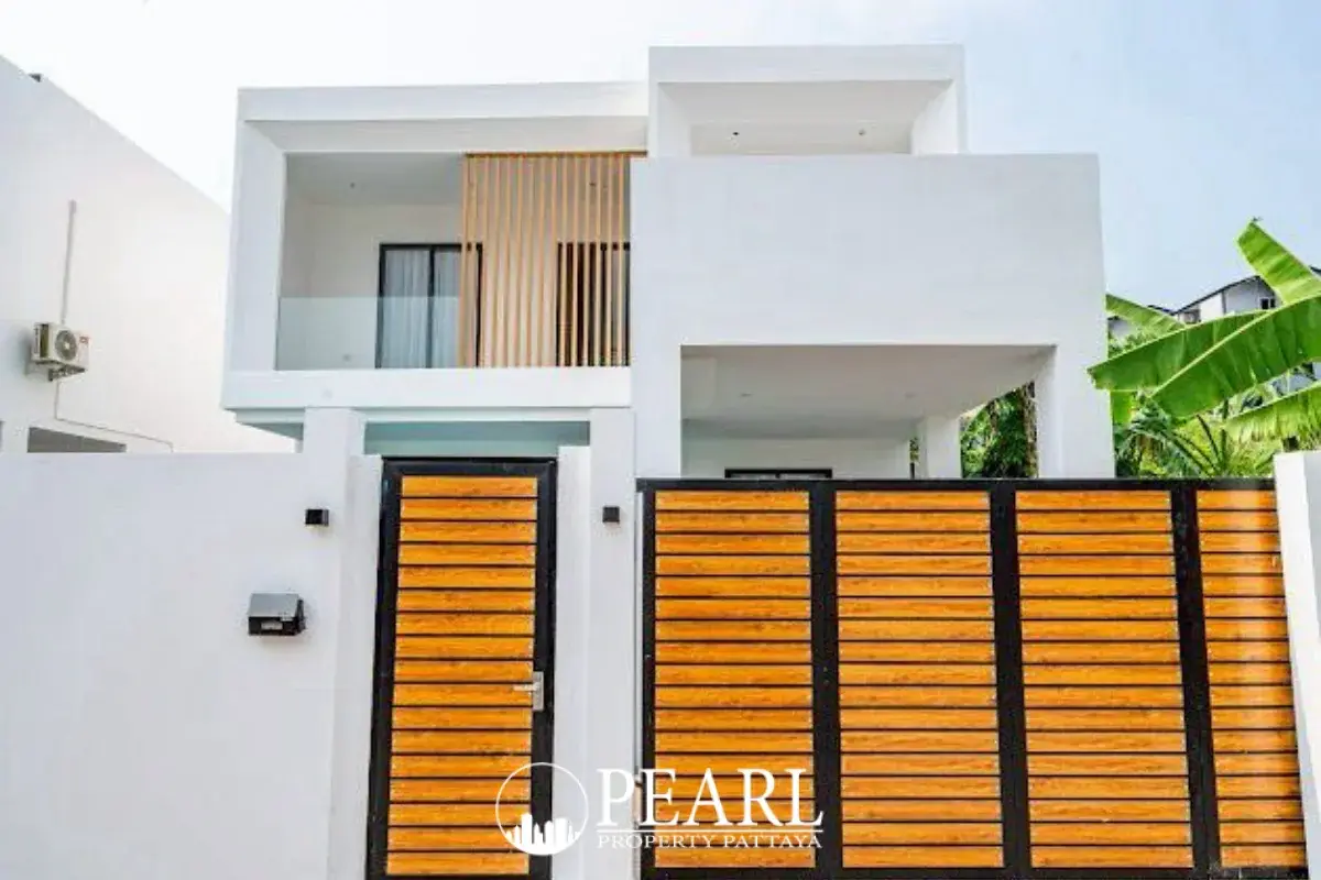 6 Bedroom House for Sale in Central Pattaya exterior front view