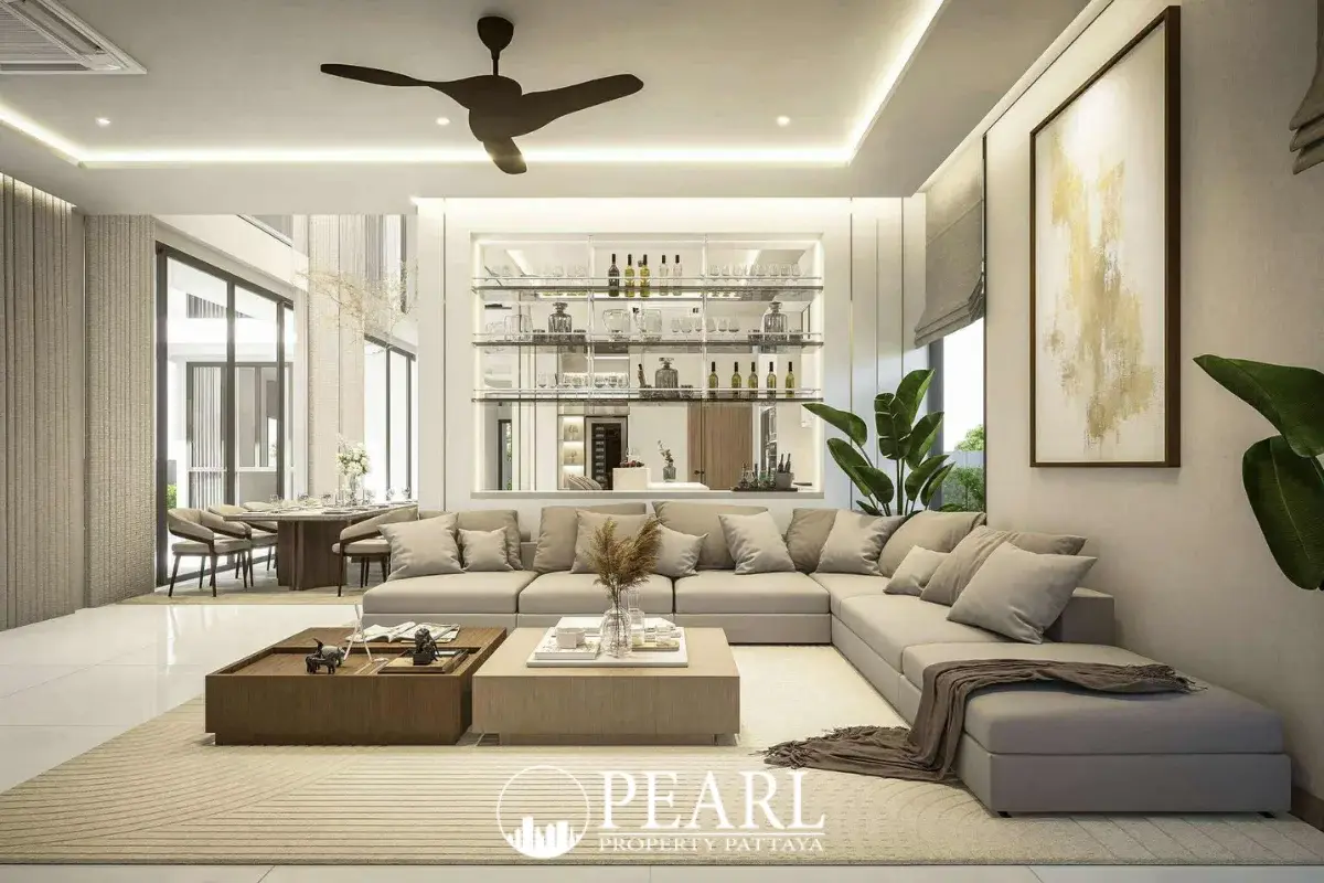 5 Bedroom House for Sale in East Pattaya master bedroom with ensuite