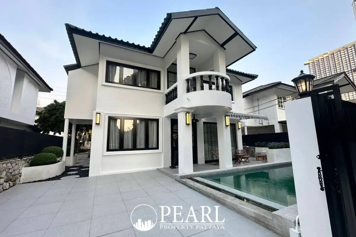 4 Bedroom House for Sale in Central Pattaya exterior front view