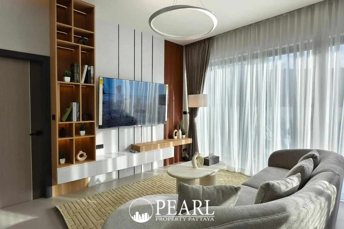 3 Bedroom House for Sale in Central Pattaya master bedroom with ensuite