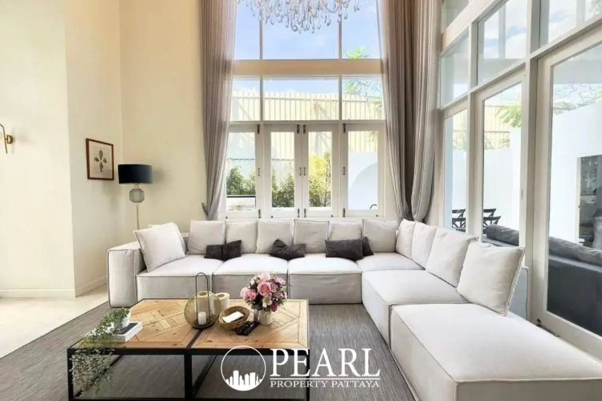 5 Bedroom House for Sale in Jomtien spacious living room
