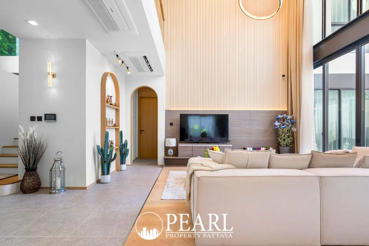 5 Bedroom House for Sale in Central Pattaya elegant dining area