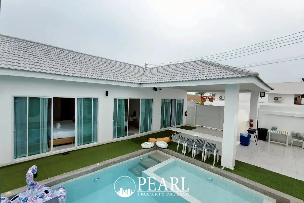 5 Bedroom House for Sale in Majestic Residence spacious living room
