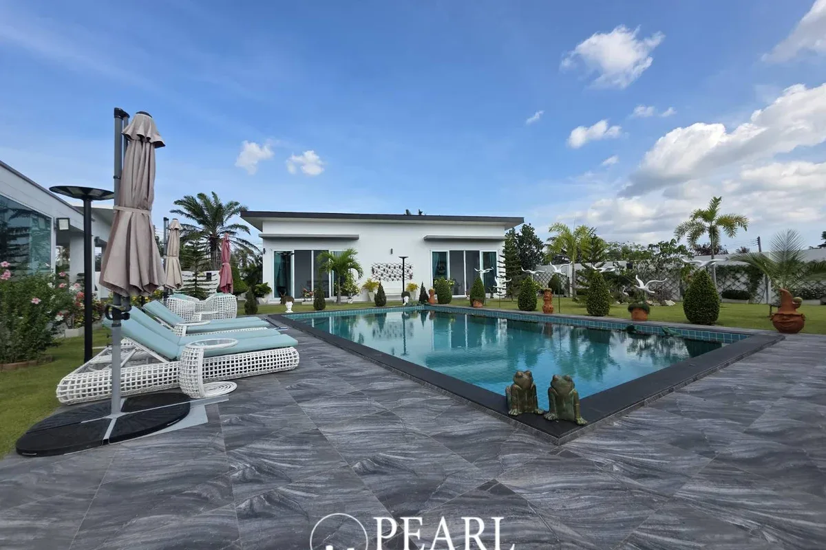 5 Bedroom House for Sale in East Pattaya modern kitchen