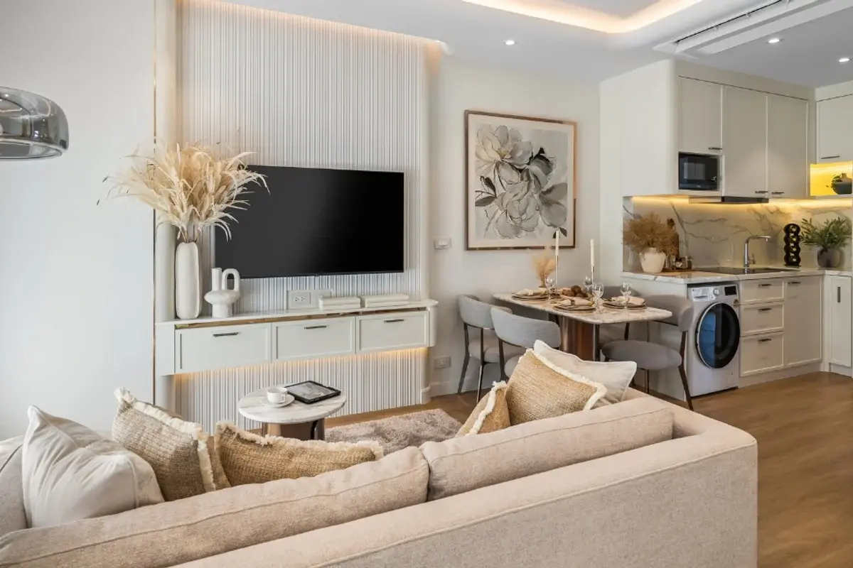 1 Bedroom Condo for Sale in Seaspire Jomtien spacious bedroom with king-size bed