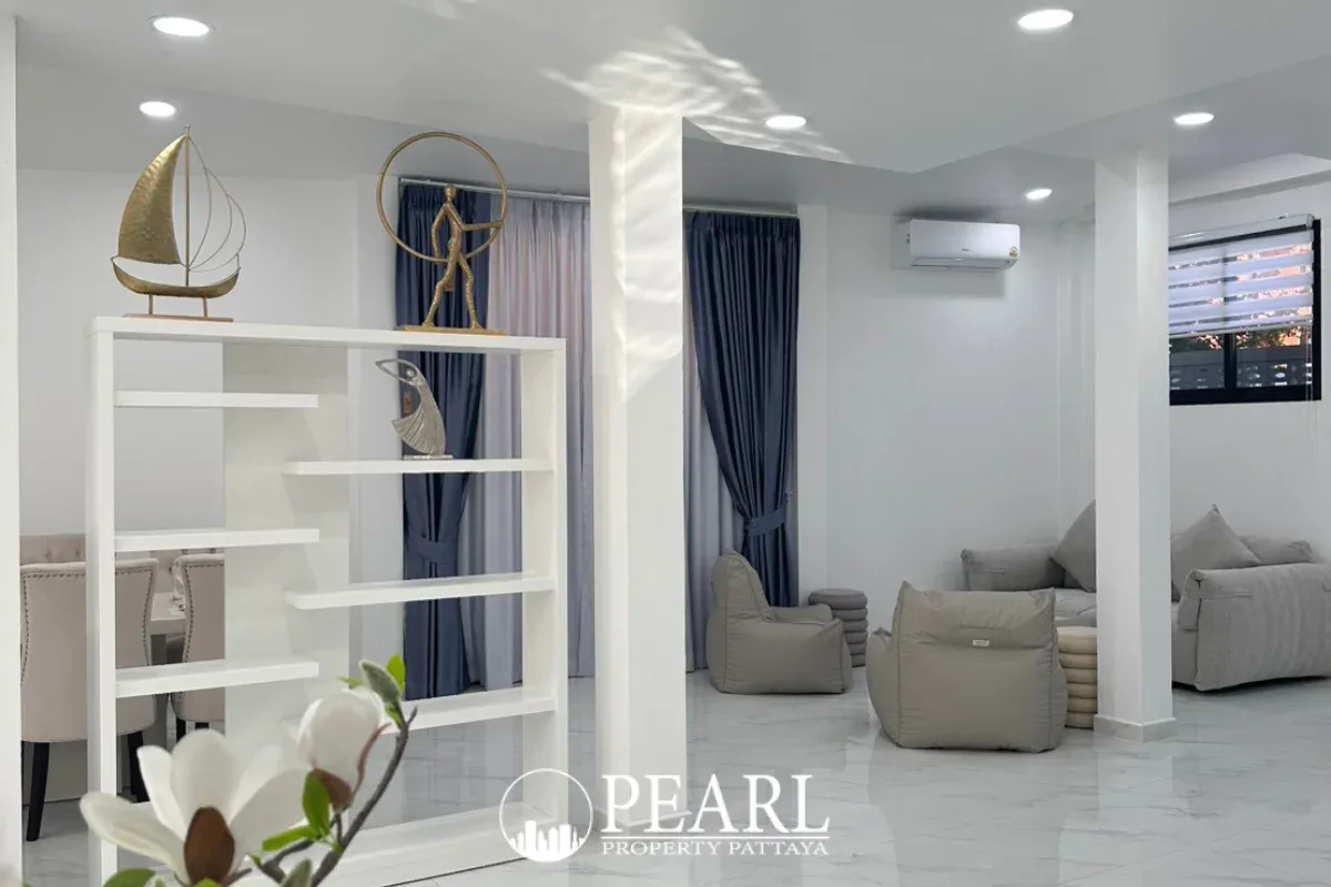 4 Bedroom Villa for Sale in Nong Prue modern kitchen with island