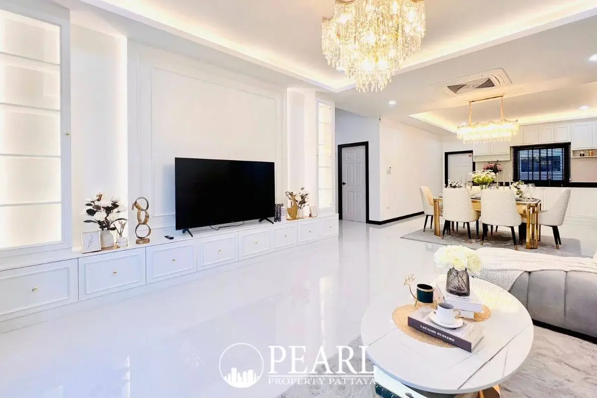 4 Bedroom House for Sale in TW. Garden Hill master bedroom with en-suite