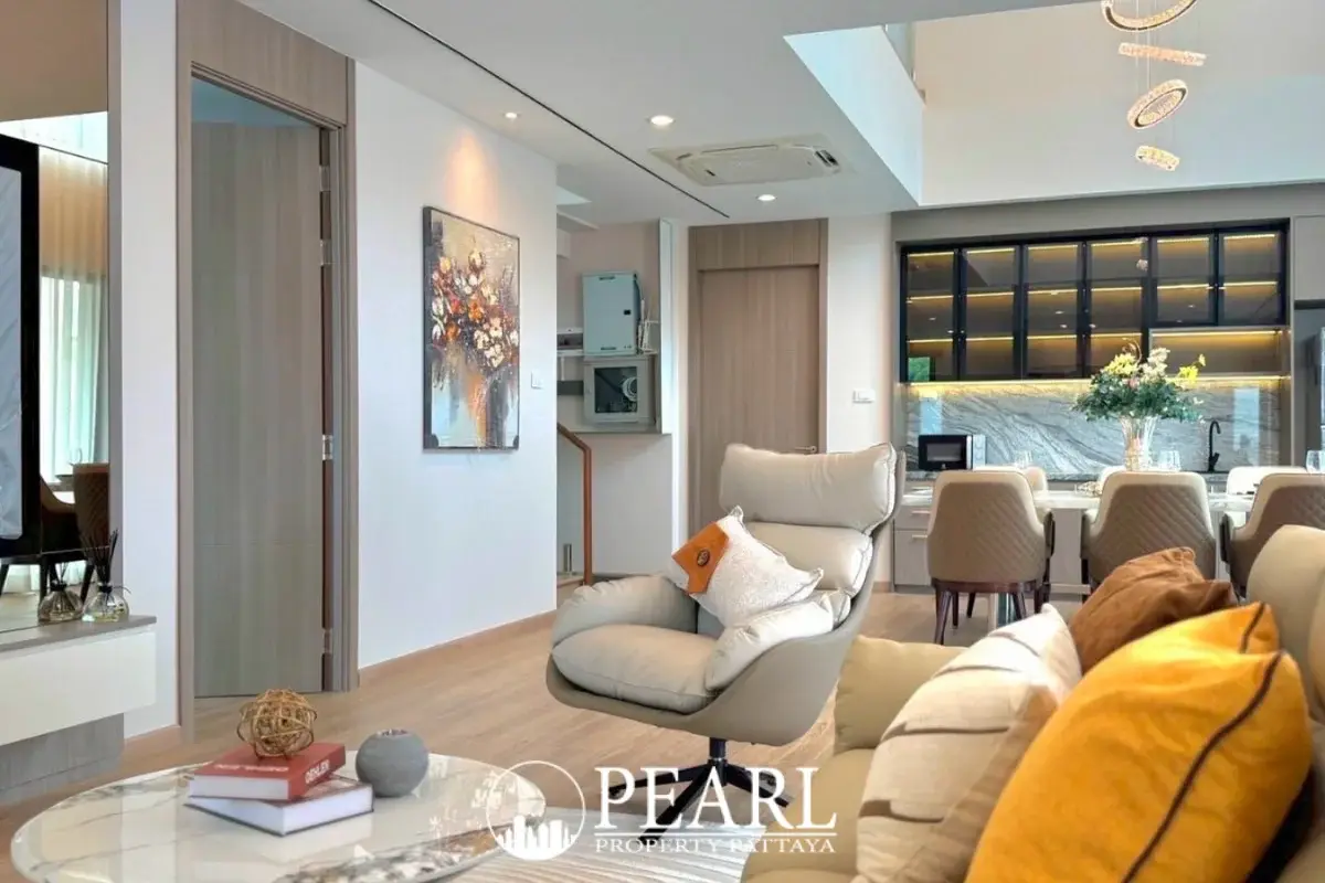 4 Bedroom House for Sale in Pattaya spacious living room