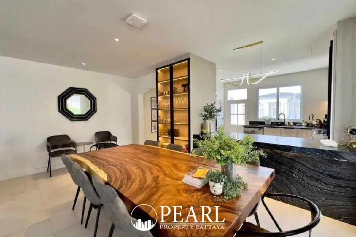 5 Bedroom House for Sale in Jomtien master bedroom