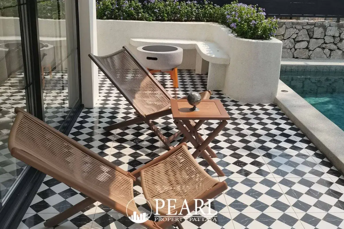 4 Bedroom House for Sale in Central Pattaya spacious living room