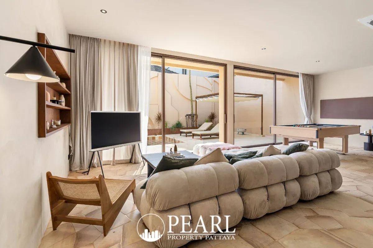 5 Bedroom House for Sale in Villa Barrera master bedroom with ensuite