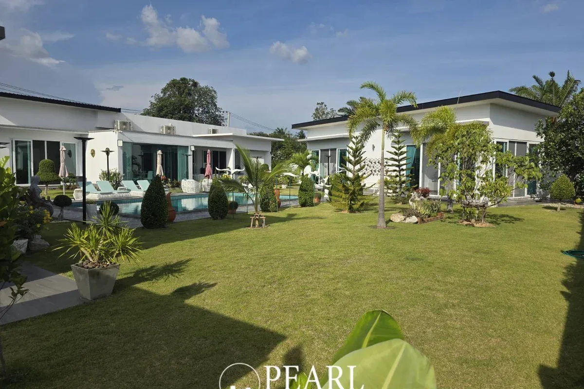 5 Bedroom House for Sale in East Pattaya private swimming pool