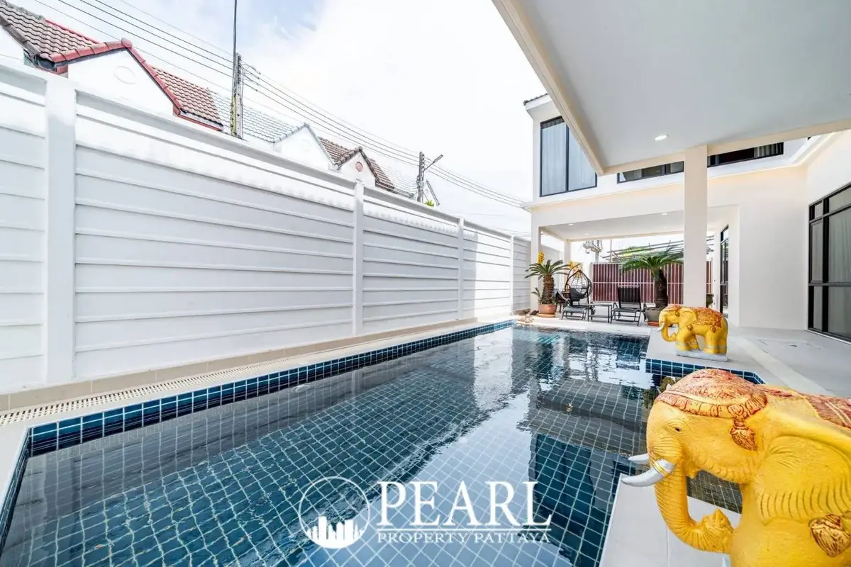 7 Bedroom House for Sale in Pattaya private swimming pool