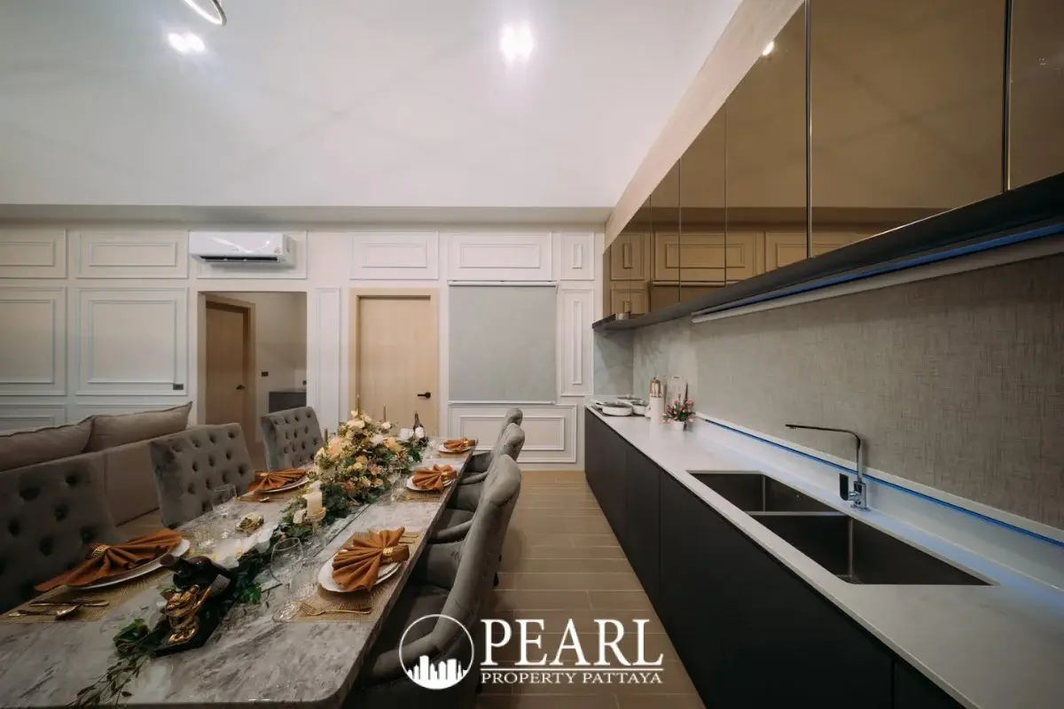 3 Bedroom House for Sale in Bang Lamung private swimming pool and patio