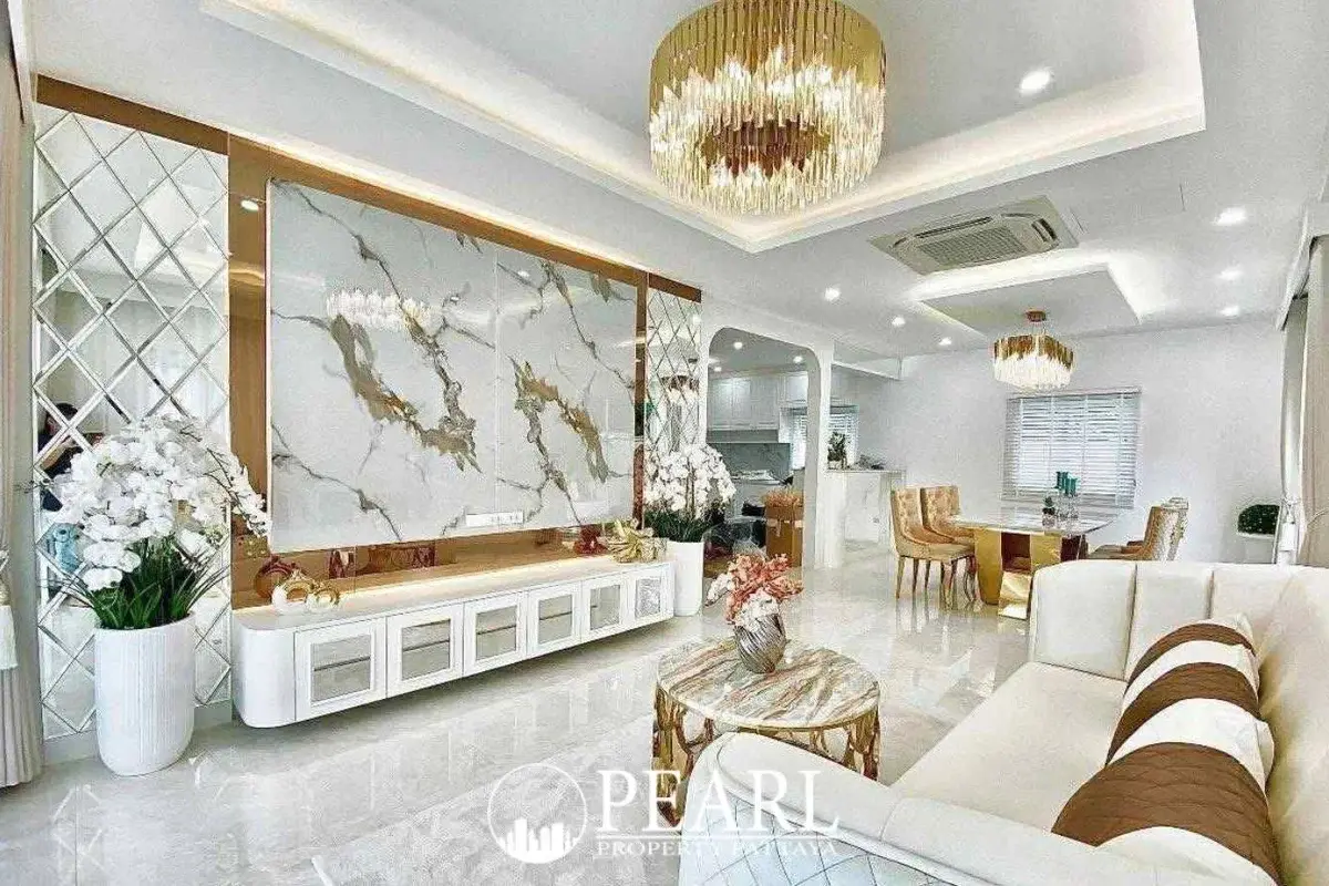 5 Bedroom House for Sale in L Pattaya private swimming pool with sun loungers