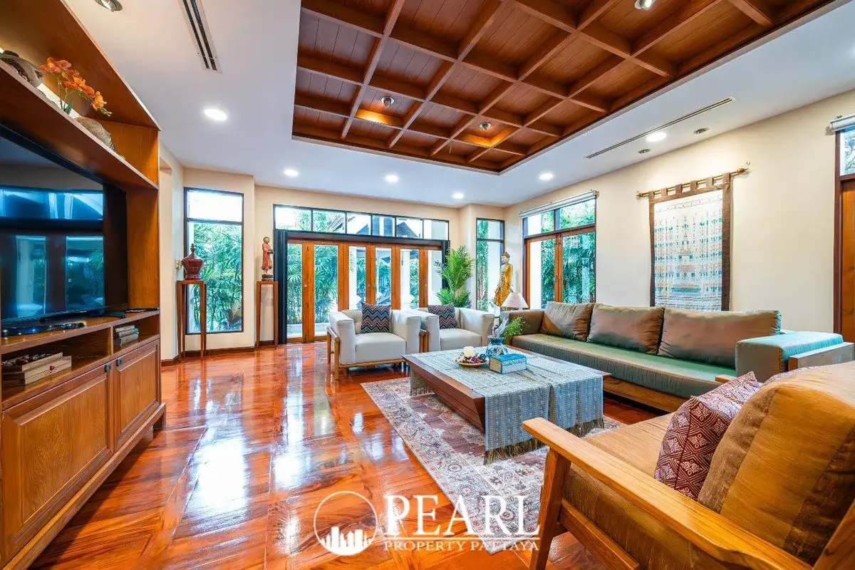 3 Bedroom Villa for Sale in Bang Lamung master bedroom with en-suite bathroom