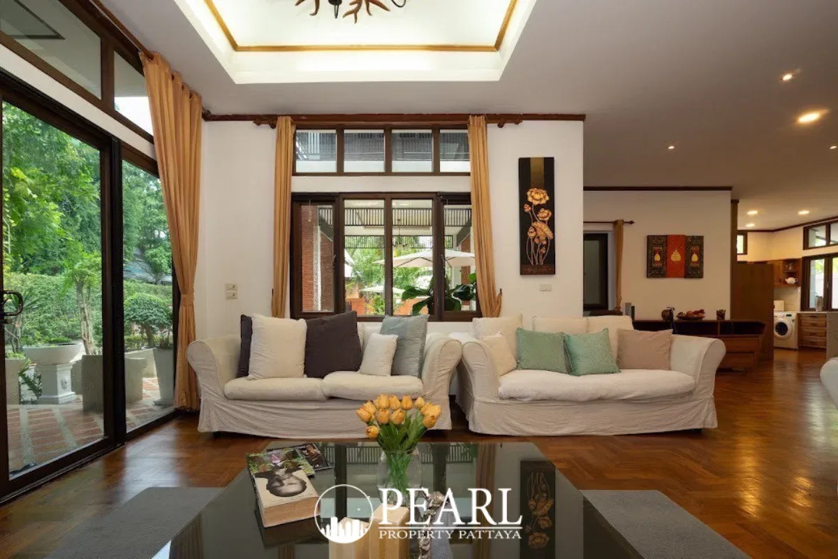 5 Bedroom House for Sale in East Pattaya modern kitchen with island