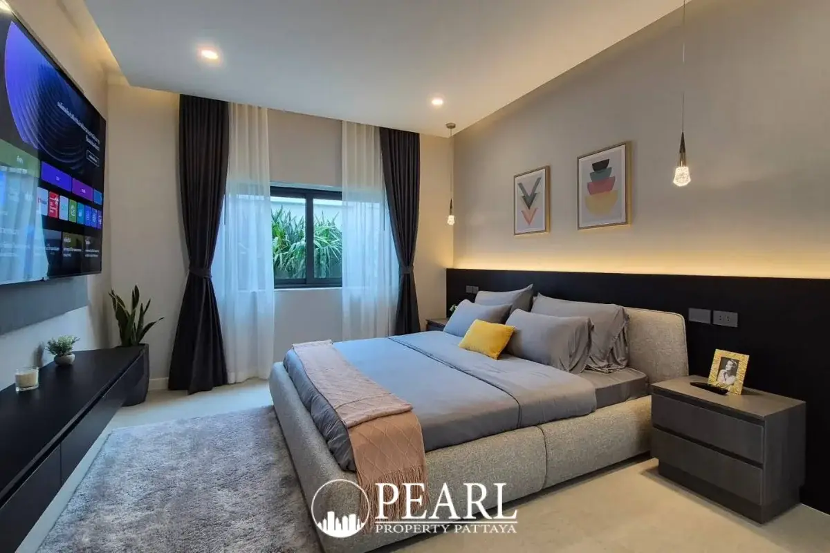 6 Bedroom House for Sale in Central Pattaya master bedroom with ensuite