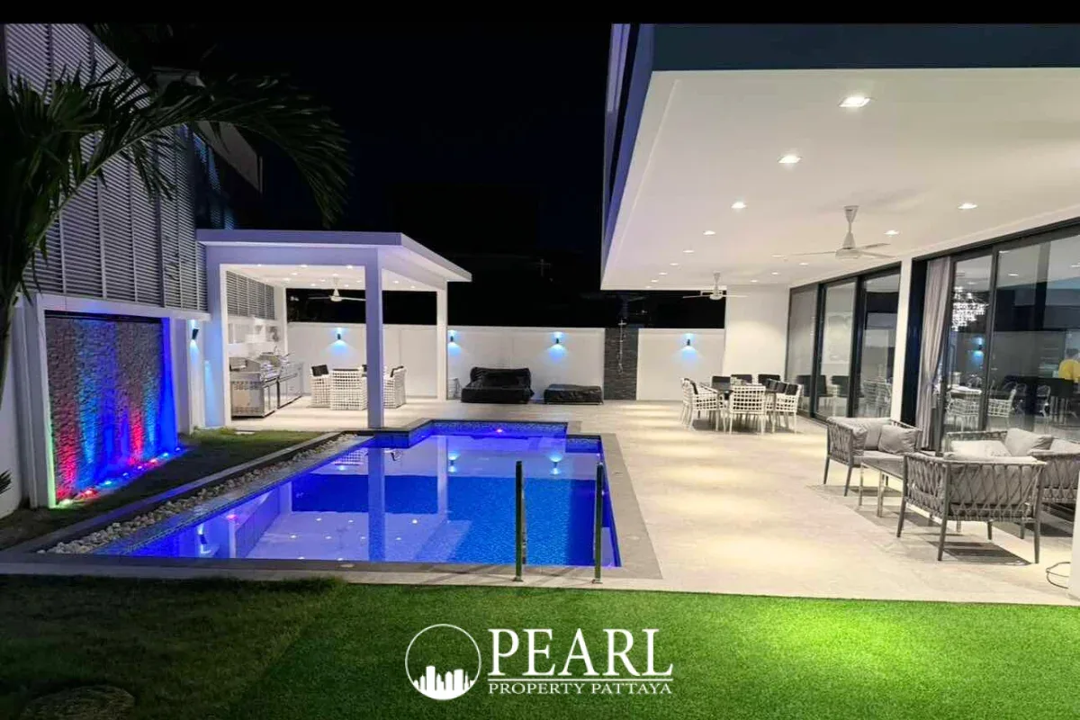 7 Bedroom House for Sale in L Pattaya modern kitchen with island