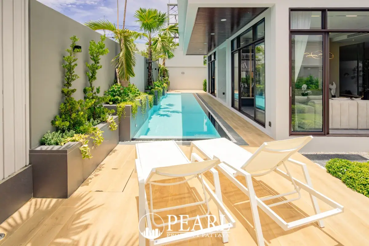 4 Bedroom House for Sale in Tree Villa master bedroom with en-suite