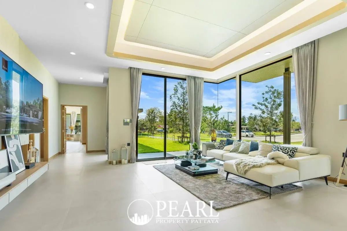 4 Bedroom House for Sale in Baan Pattaya 7 (Ascent) master bedroom with en-suite