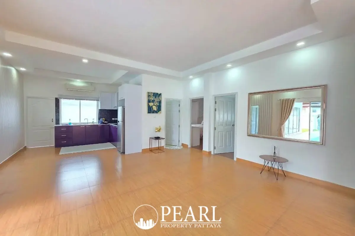 3 Bedroom House for Sale in Central Pattaya master bedroom with ensuite