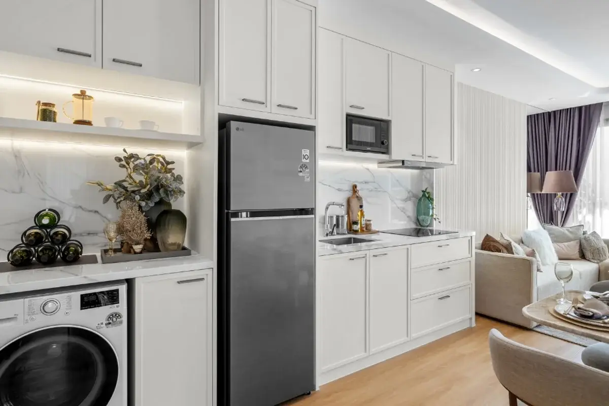 2 Bedroom Condo for Sale in Seaspire Jomtien fully equipped kitchen with dining area