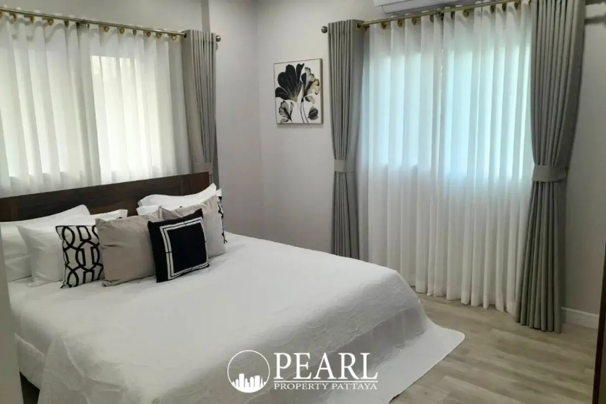 4 Bedroom Villa for Sale in Na Kluae master bedroom with en-suite bathroom