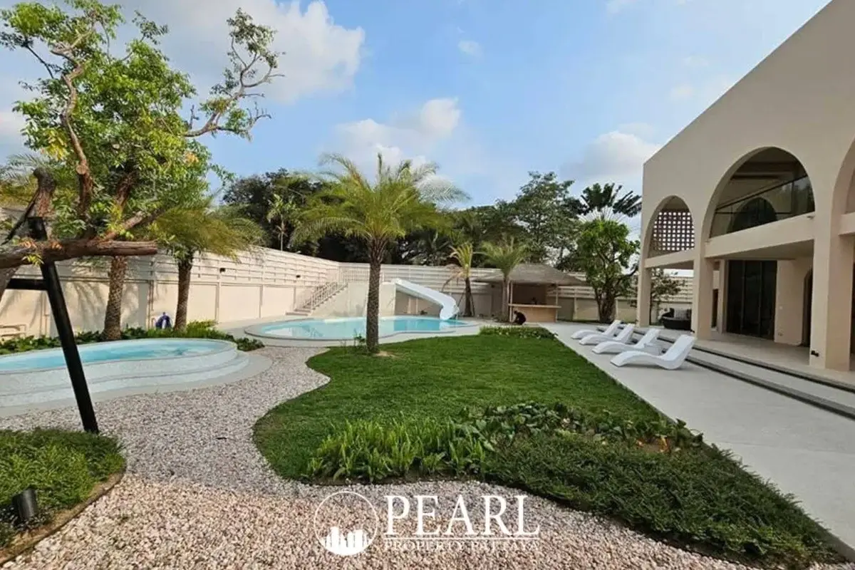 4 Bedroom House for Sale in Grand Breeze Luxury Pool Villas Pattaya spacious living room