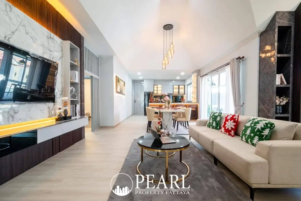 4 Bedroom House for Sale in L Pattaya master bedroom