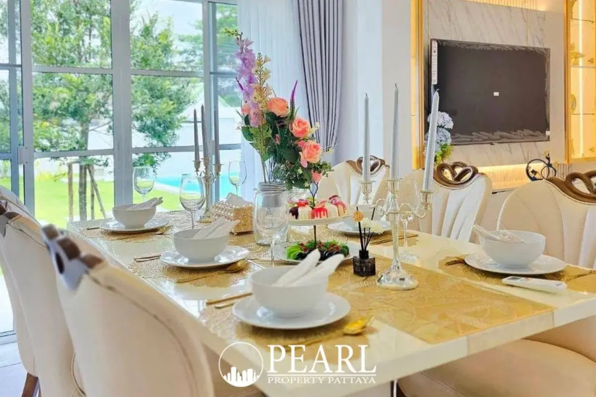 4 Bedroom House for Sale in Baan Suan Suwattana Phase 2 spacious living room