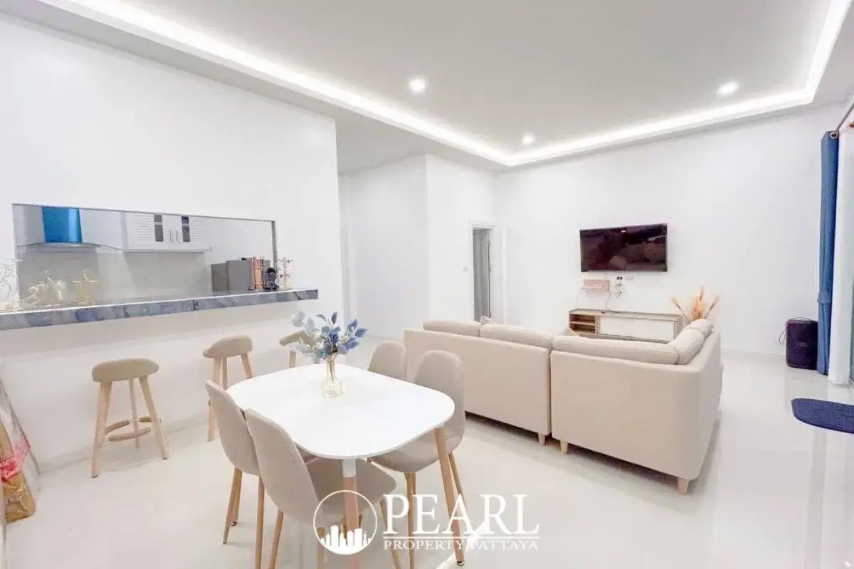 5 Bedroom House for Sale in Thamber Private Pool Villa master bedroom with en-suite bathroom