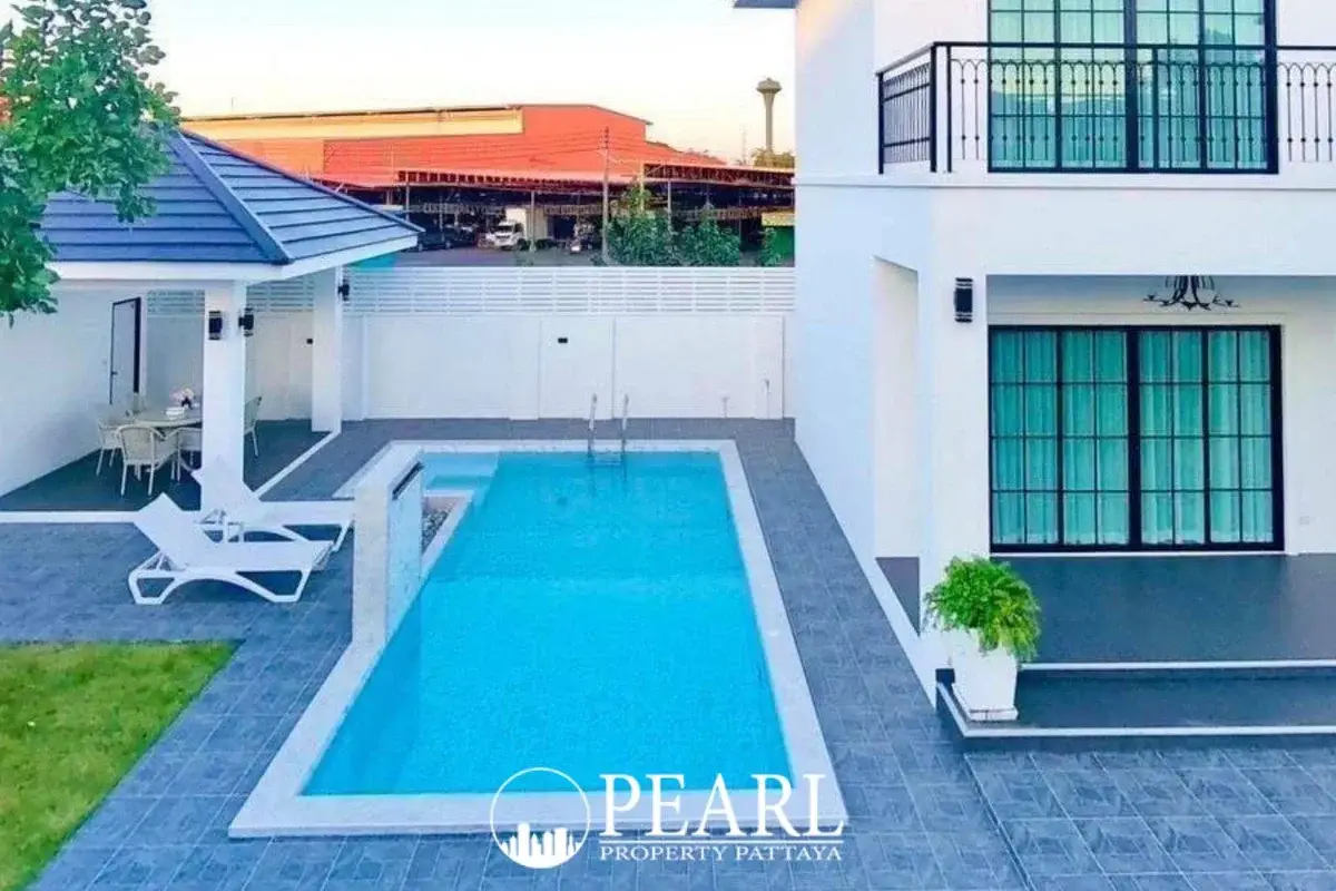 5 Bedroom Villa for Sale in Nong Prue elegant dining area
