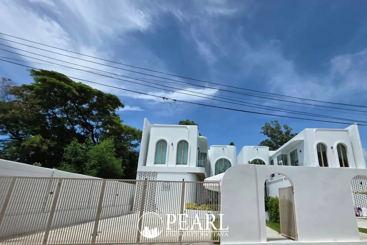 5 Bedroom House for Sale in Grand Breeze Luxury Pool Villas Pattaya exterior facade