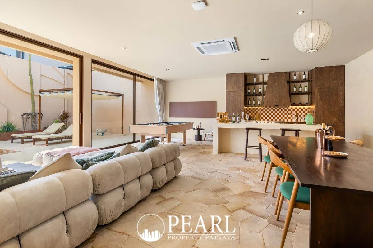 5 Bedroom House for Sale in Villa Barrera spacious living room