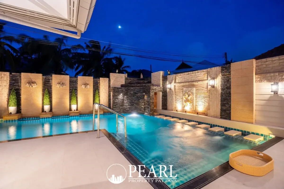 4 Bedroom House for Sale in Pattaya Hill 2 spacious living room