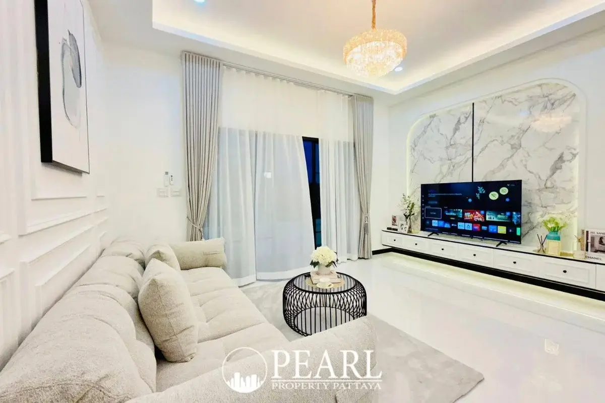 3 Bedroom House for Sale in TW. Garden Hill spacious living room