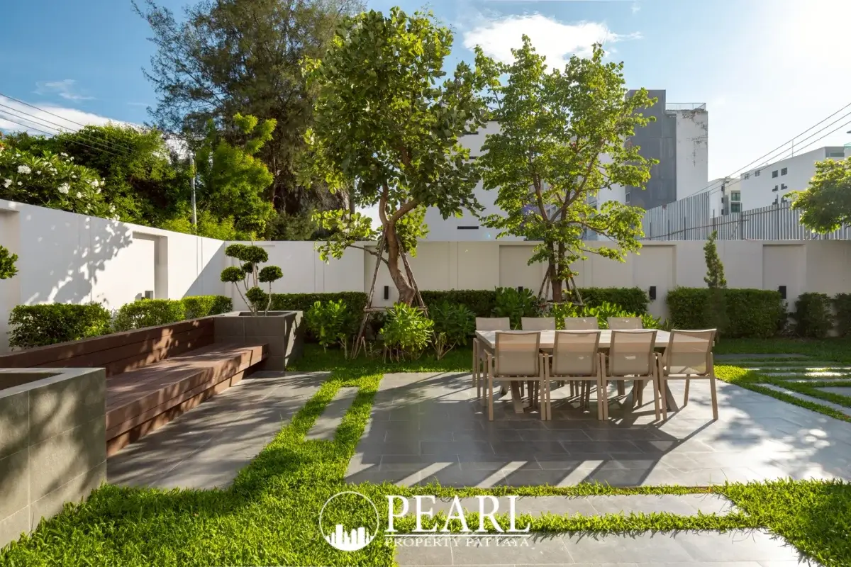 8 Bedroom House for Sale in Central Pattaya modern kitchen