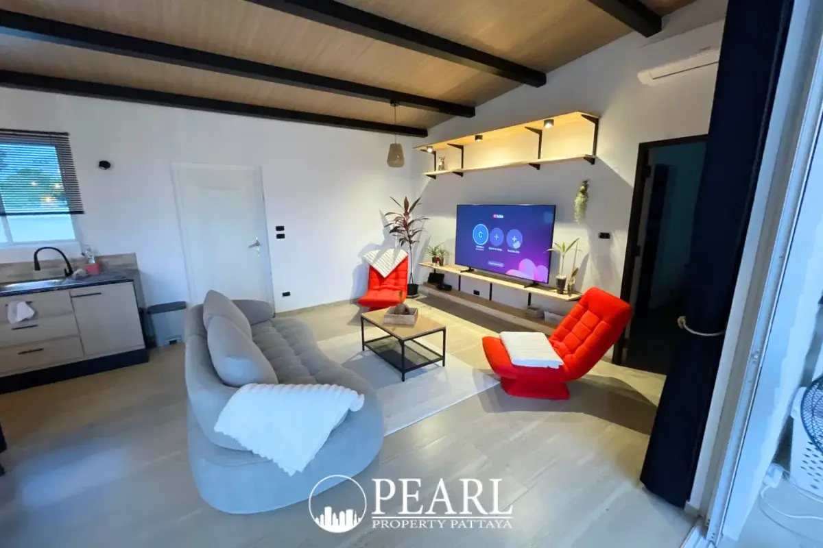 2 Bedroom House for Sale in Central Pattaya spacious living room