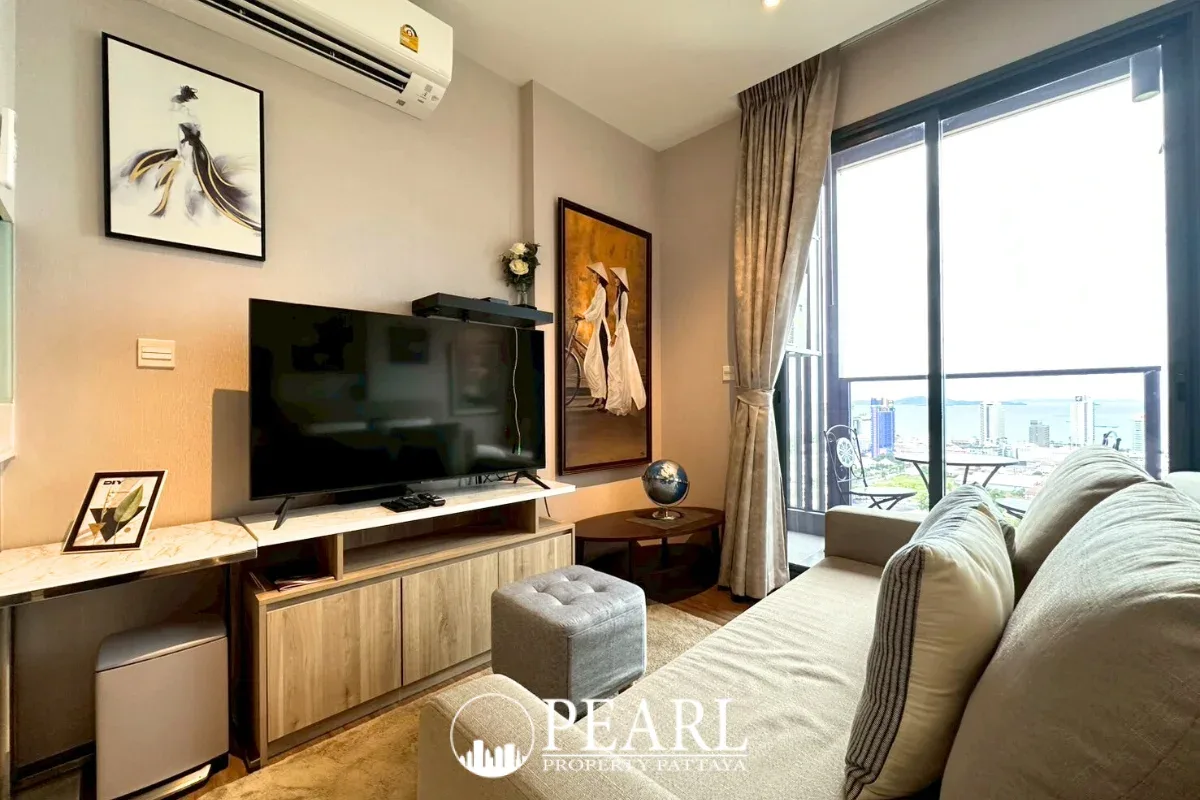 1 Bedroom Condo for Sale in Once Pattaya bedroom with large window