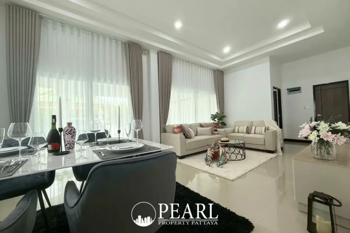 3 Bedroom House for Sale in East Pattaya master bedroom with en-suite bathroom
