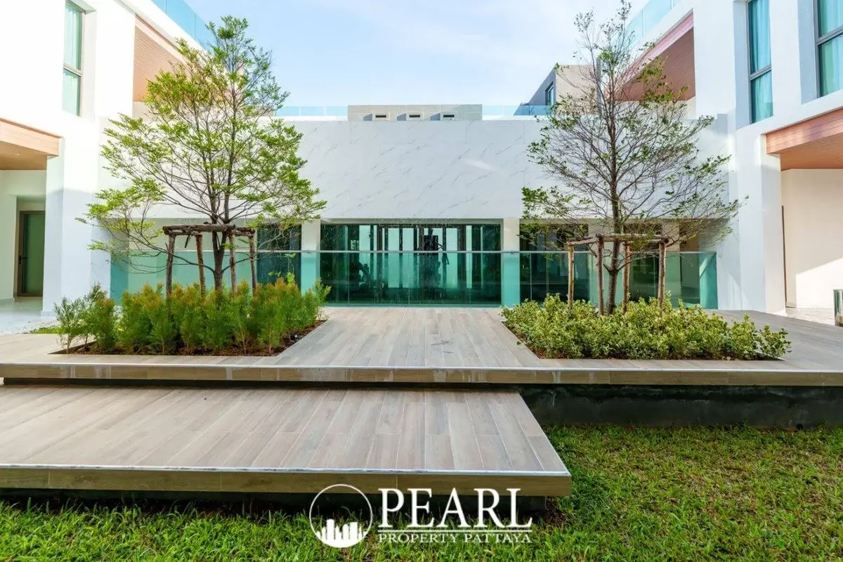 6 Bedroom House for Sale in East Pattaya private swimming pool