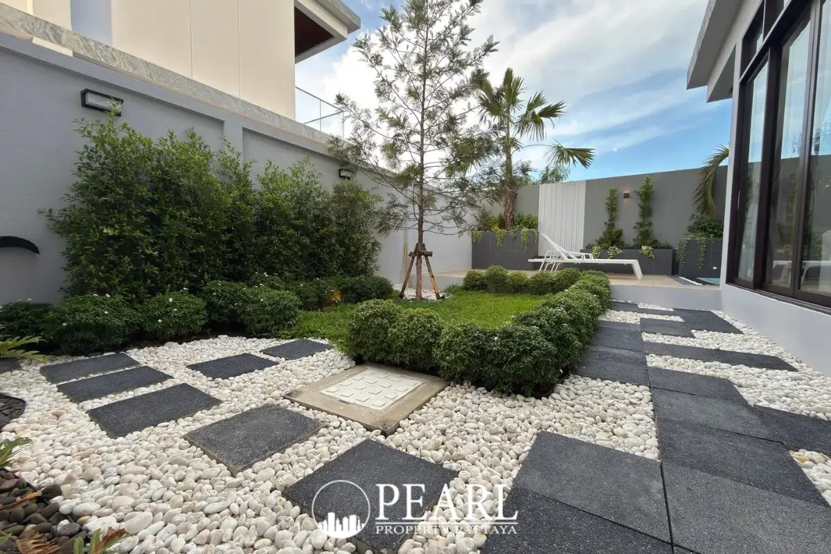 4 Bedroom House for Sale in Tree Villa modern kitchen with island