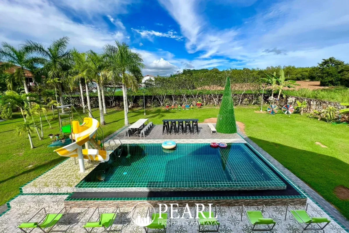 8 Bedroom House for Sale in Umino villa Bang Saray spacious living room